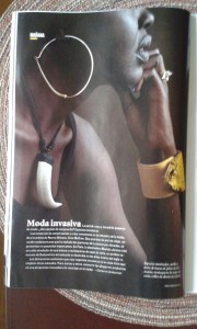 Prendas de piel de coipo,un roedor sudamericano y  muñequeras de sapo de caña, un anfibio venenoso de sudamérica tamién